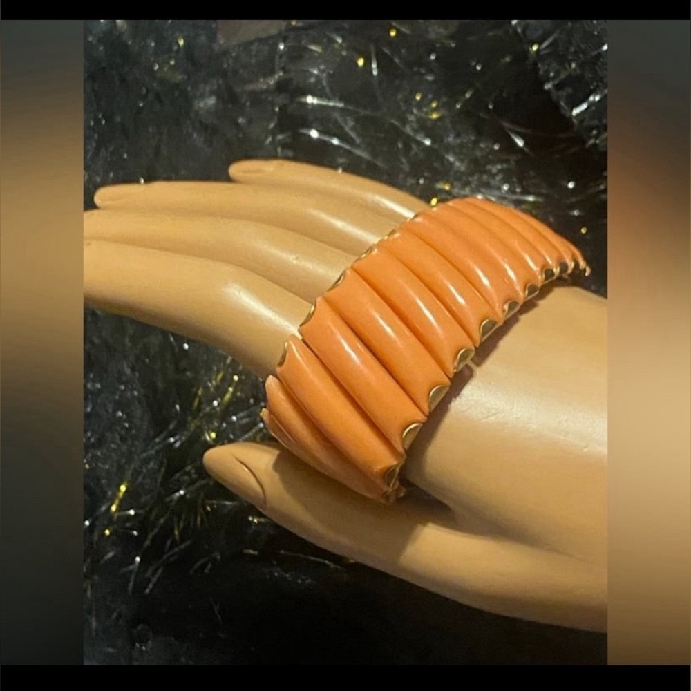 Vintage Gold Tone Coral Lucite Stretch Bracelet #9415 💎 SALE - Picture 4 of 15